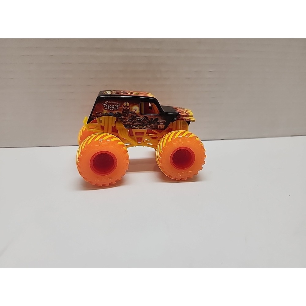 Spin Master 1:64 Fire & Ice Monster Truck Son Uva Digger Fire